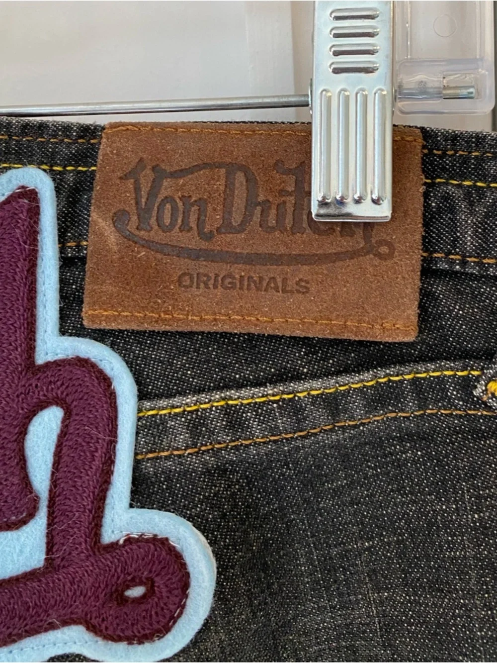 Von Dutch Low Rise Dark Wash Flare Jeans w/ Large Patch on the Back Size 28 Y2K - Picture 3 of 9